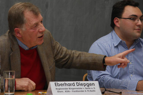 v.l.: Eberhart Diepgen, ehemaliger Regierender Bürgermeister von Berlin, Marcel Niknafs, Vorsitzender des RCDS Nordost