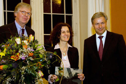 Februar: Verleihung des Berliner Literaturpreises an Dea Loher (Mitte). Klaus Wowereit überreichte während eines Festakts die Auszeichnung und die Berufungsurkunde für die "Heiner-Müller-Gastprofessur" an der Freien Universität.