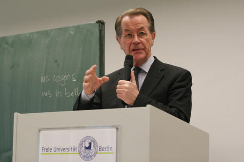 Franz Müntefering sprach an der Freien Universität über die Verbindung von Medien und Poltik