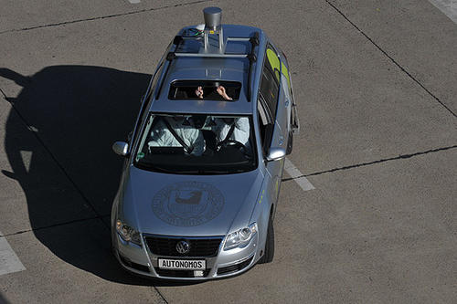 Hände am Steuer sind hier nicht nötig. Das von den Robotik-Experten um den Informatik-Professor Dr. Raúl Rojas entwickelte Auto lenkt sich selbst. Die Vision der Forscher ist, langfristig fahrerlose Autos in der Gesellschaft zu etablieren.