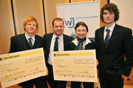 Siegerteam "meet-m": Maximilian Stauss, René Wetzel, Tizia Macia, Robert Wasenmüller (v.l.)