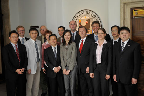 Vertreter der Peking-Universität und der Freien Universität Berlin vor dem Siegel der Freien Universität