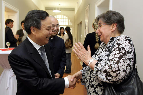 Eva Müller (r.), die ihr Studium der Chinesischen Literatur an der Peking-Universität im Jahre 1960 abgeschlossen hat, und Professor Zhou Qifeng (l.), Präsident der Peking-Universität