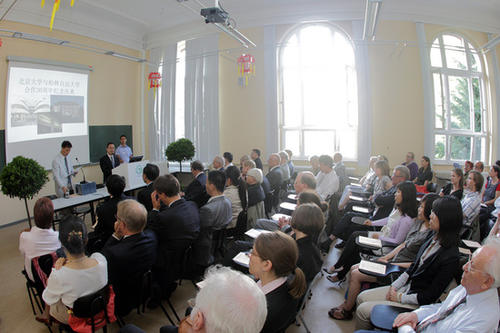 An dem „Alumni & Friends“-Treffen im Konfuzius-Institut an der Freien Universität nahmen rund 100 Gäste teil, darunter auch deutsche Studierende, die in den späten 1950er Jahren ihr Studium an der Peking-Universität aufgenommen hatten