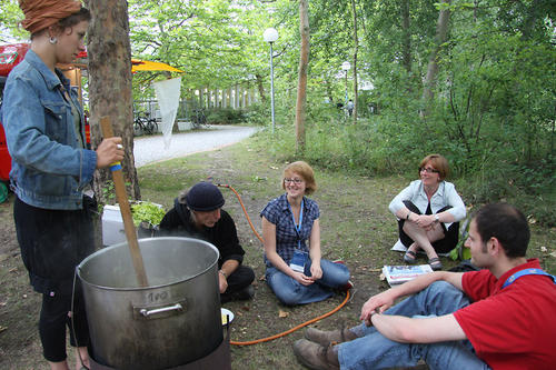 Kochen für den Klimaschutz: Der niederländische Aktionskoch Wam Kat (rechts neben dem Kessel) lehrt veganes Kochen.