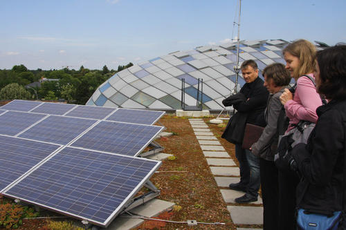 Die Freie Universität Berlin zählt bereits heute mit einer installierten Leistung von insgesamt mehr als 480 Kilowatt zu den größten öffentlichen Solarstromerzeugern in Berlin.