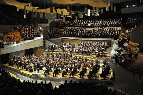 Volle Besetzung: Mehr als 500 Mitglieder zählt das Collegium Musicum heute. Am Abschiedskonzert ihre Dirigenten nahmen auch zahlreiche Ehemalige aus Chor und Orchester teil – und nahmen auf der Bühne wie auch den Zuschauerrängen Platz.