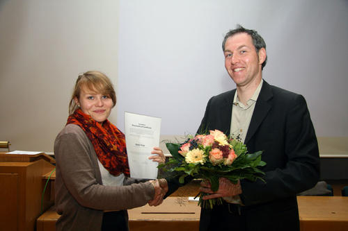 Studiendekan Stefan Petri überreichte Kamila Borowiak die DAAD-Auszeichnung.