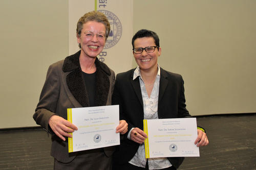 Die Professorinnen Ulla Haselstein (l.) und Sabine Schmidtke (r.) wurden für ihr beispielhaftes Engagement bei der Betreuung von Promovierenden ausgezeichnet.