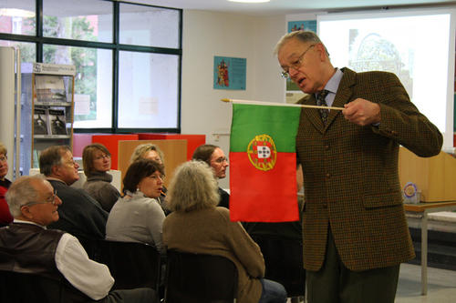 Die Armillarsphäre findet sich auch in der portugiesischen Flagge wieder (hier zu sehen in den Händen von Martin Börnchen). Aus Zeiten, in denen Portugal eine große Seefahrernation war. Das Instrument diente der Navigation.