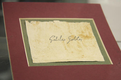 Faksimile der Unterschrift Galileo Galileis auf Papier aus dem Jahr 1569.