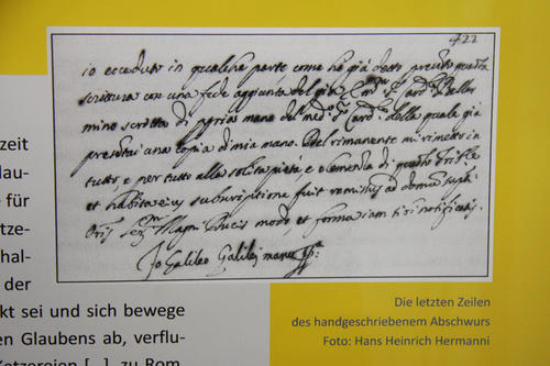 Zu sehen sind die letzten Zeilen des handgeschriebenen Abschwurs von Galileo Galilei, den dieser 1633 vor Kardinälen der Inquisition leistete.
