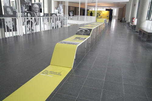 Der Zeitstrahl führt den Besucher zur „Network Area“, dem zentralen Exponat der Ausstellung.