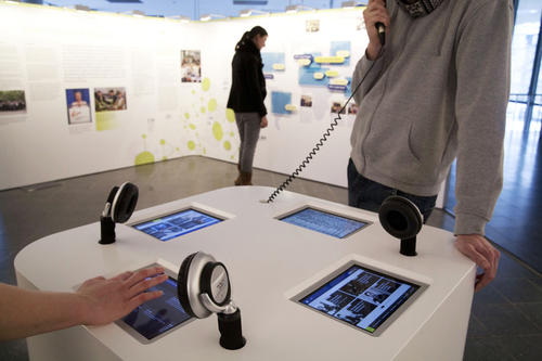 Die Besucher erwartet außerdem ein Medientisch mit iPads, die mit zahlreichen Anwendungen bestückt sind.