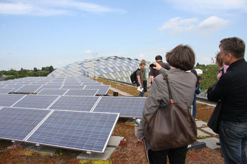 Beim Energierundgang können Teilnehmerinnen und Teilnehmer  das Solardach der Freien Universität erklimmen.