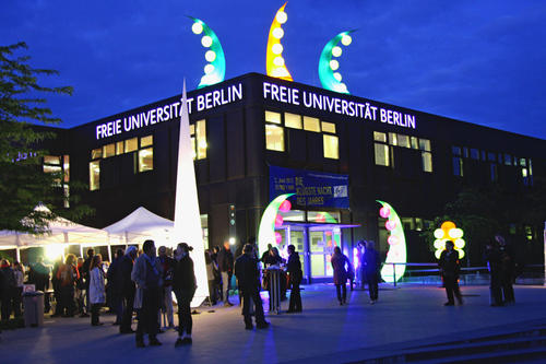 Bunte Leuchtobjekte schmückten die Gebäude der Freien Universität.