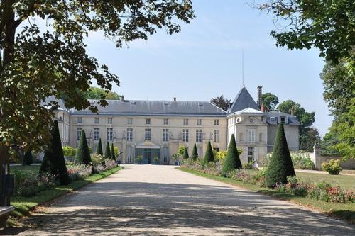 Spätere verkäufe des Anwesen ließen Malmaison auf 6 Hektar Land schrumpfen. Heute beherbergt Schloss Malmaison ein Nationalmuseum.