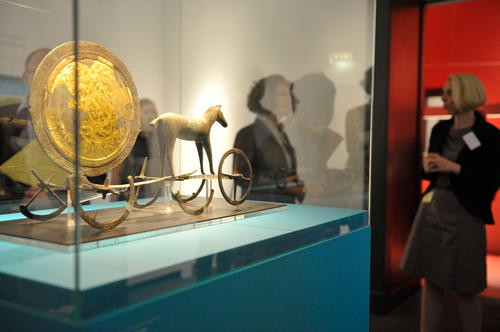 Das Original des um 1400 v. Chr. erschaffenen Solvognen (Sonnenwagen) von Trundholm wird heute in Kopenhagen im Dänischen Nationalmuseum ausgestellt. Rechts im Bild eine der beiden Kuratorinnen der Ausstellung, Gabi Pieke.