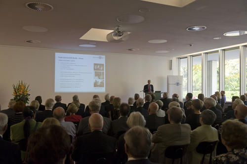 Universitätspräsident Professor Peter-André Alt begrüßte die Promovierten des Jahrgangs 1962 im Seminarzentrum der Freien Universität.