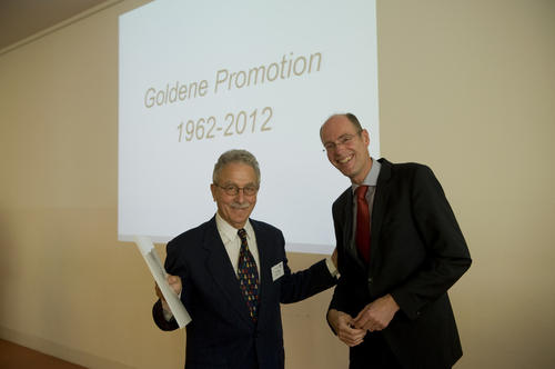 Reinhard Yoav Freiberg (links im Bild), ehemaliger Direktor von UNICEF Europa, bei der Urkundenübergabe mit Professor Peter-André Alt.