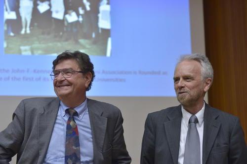 Winfried Fluck (re.) und Heinz Ickstadt berichteten während des Festakts am 27. Juni gemeinsam von den dramatischen Seiten der Institutsgeschichte, den „Krisen“ und der „Wiederauferstehung“.