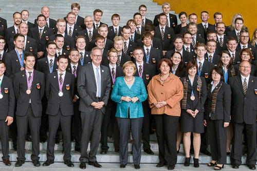 René Skillen (4. Reihe, Dritter von links) gehörte zu den 40 deutschen Teilnehmerinnen und Teilnehmern der Berufe-WM. Bundeskanzlerin Angela Merkel hatte die gesamte Mannschaft ins Kanzleramt eingeladen.