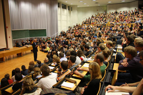 „Ohne es zu merken, haben wir uns von einer Marktwirtschaft zu einer Marktgesellschaft gewandelt“, warnte Harvard-Professor Michael Sandel in seinem Dialog-Vortrag an der Freien Universität Berlin.