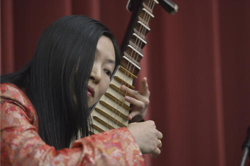 Musik aus Japan, Südkorea und China begleitete den Festakt. Jingyu Zhang spielte die traditionelle chinesische Laute "Pipa".