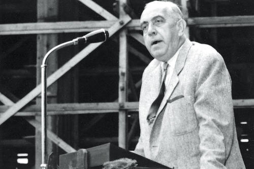 Der ehemalige Bürgermeister Berlins Ernst Reuter im Jahr 1953 beim Richtfest des Henry-Ford-Baus der Freien Universität.