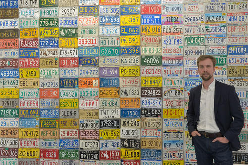 Alumnus Uli Finkenbusch vermacht seine Sammlung nordamerikanischer <a href=http://www.fu-berlin.de/campusleben/lernen-und-lehren/2013/131018_autonummernschilder>Pkw-Nummernschilder</a> dem John-F.-Kennedy-Institut.