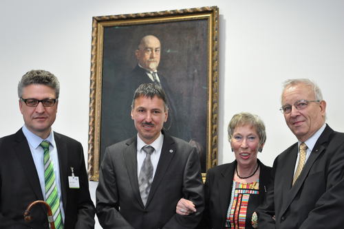 Ingrid von Ostertag, Witwe des 2009 verstorbenen ältesten Enkels des Namenspatrons, vor dessen Portrait mit Professor Lothar Wieler, Dekan Professor Jürgen Zentek und Professor Theo Mantel, Präsident der Bundestierärztekammer (v.l.).