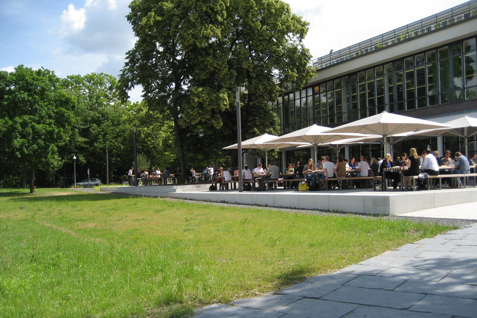 Mittagspause im Grünen: Die vergrößerte Terrasse der vegetarischen Mensa in der Van't-Hoff-Straße kommt bei Studierenden und Mitarbeitern gut an.