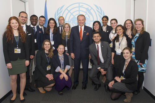 Beim "National Model United Nations" im vergangenen April in New York trafen Peggy Wittke (rechts) und die Delegation der Studierenden der Freien Universität den Stellvertretenden Generalsekretär der Vereinten Nationen, Jan Eliasson (Mitte).