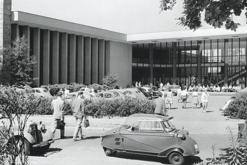 Im Henry-Ford-Bau (hier ein Bild aus den späten 1950er Jahren) findet die Feier zum Ernst-Reuter-Tag am 4. Dezember statt.