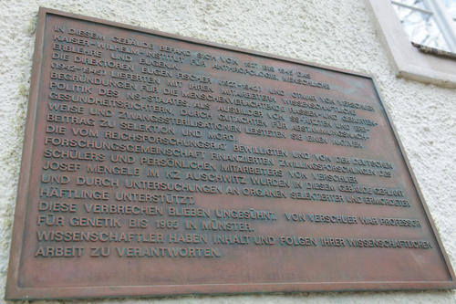 Die Gedenktafel am Gebäude in der Ihnestraße 22 wurde am 15. Juni 1988 offiziell enthüllt. Sie erinnert daran, dass hier von 1927 bis 1945 das Kaiser-Wilhelm-Institut für Anthropologie, menschliche Erblehre und Eugenik untergebracht war.
