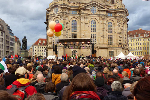 Für Weltoffenheit, Mitmenschlichkeit und Dialog: Bei einer Kundgebung vor der Dresdner Frauenkirche kamen Anfang Januar zahlreiche Pegida-Gegner zusammen.