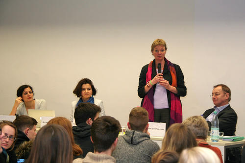 Politikwissenschaftlerin Cilja Harders (2. v. r.) moderierte. Neben ihr auf dem Podium: die Sozialwissenschaftlerinnen Naika Foroutan und Bilgin Ayata sowie der emerierte Politikprofessor Hajo Funke (von links).