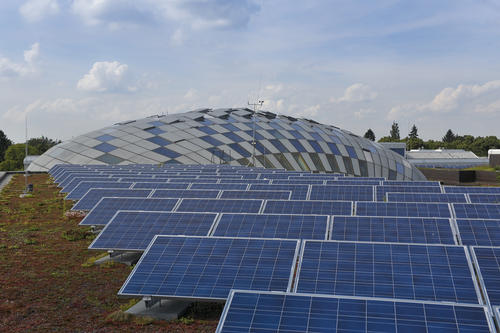 Nachhaltigkeit auf dem Dach der Rost- und Silberlaube: Studierende und Mitarbeiter der Berliner Universitäten sowie Privatpersonen haben 2009 mit einem Darlehen den Bau einer Solaranlage an der Freien Universität ermöglicht.