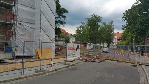 Wegen der Bauarbeiten an einer Rohrleitung ist die Harnackstraße bis auf Weiteres gesperrt.