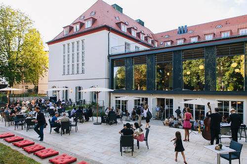 Nicht nur bei Alexander-von-Humboldt-Stipendiaten steht die Freie Universität Berlin an erster Stelle Bei bestem Sommerwetter trafen sich im Garten des Harnack Hauses Gastwissenschaftler aus 70 Ländern.