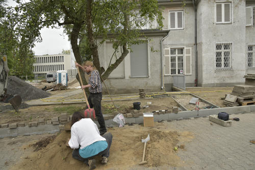 Die Bauarbeiten auf der Freifläche hinter dem Haus in unmittelbarer Nähe zur Universitätsbibliothek werden in Absprache mit dem Landesdenkmalamt archäologisch begleitet.