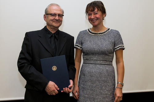 Claudia Olk, Dekanin des Fachbereichs Philosophie und Geisteswissenschaften, überreicht Dan Diner die Urkunde zur Ehrendoktorwürde der Freien Universität.