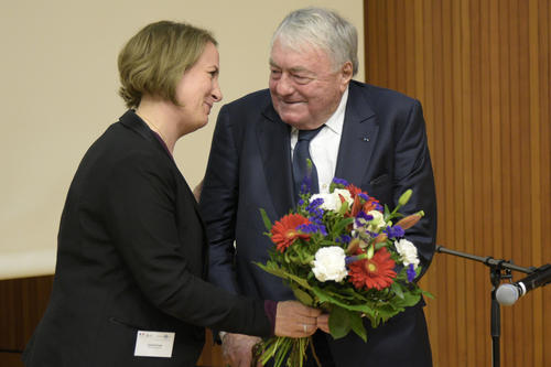 Ein Blumenstrauß für das berühmte Geburtstagskind: Die Romanistikprofessorin Susanne Zepp hatte die Tagung zu und mit Claude Lanzmann initiiert und konzipiert.