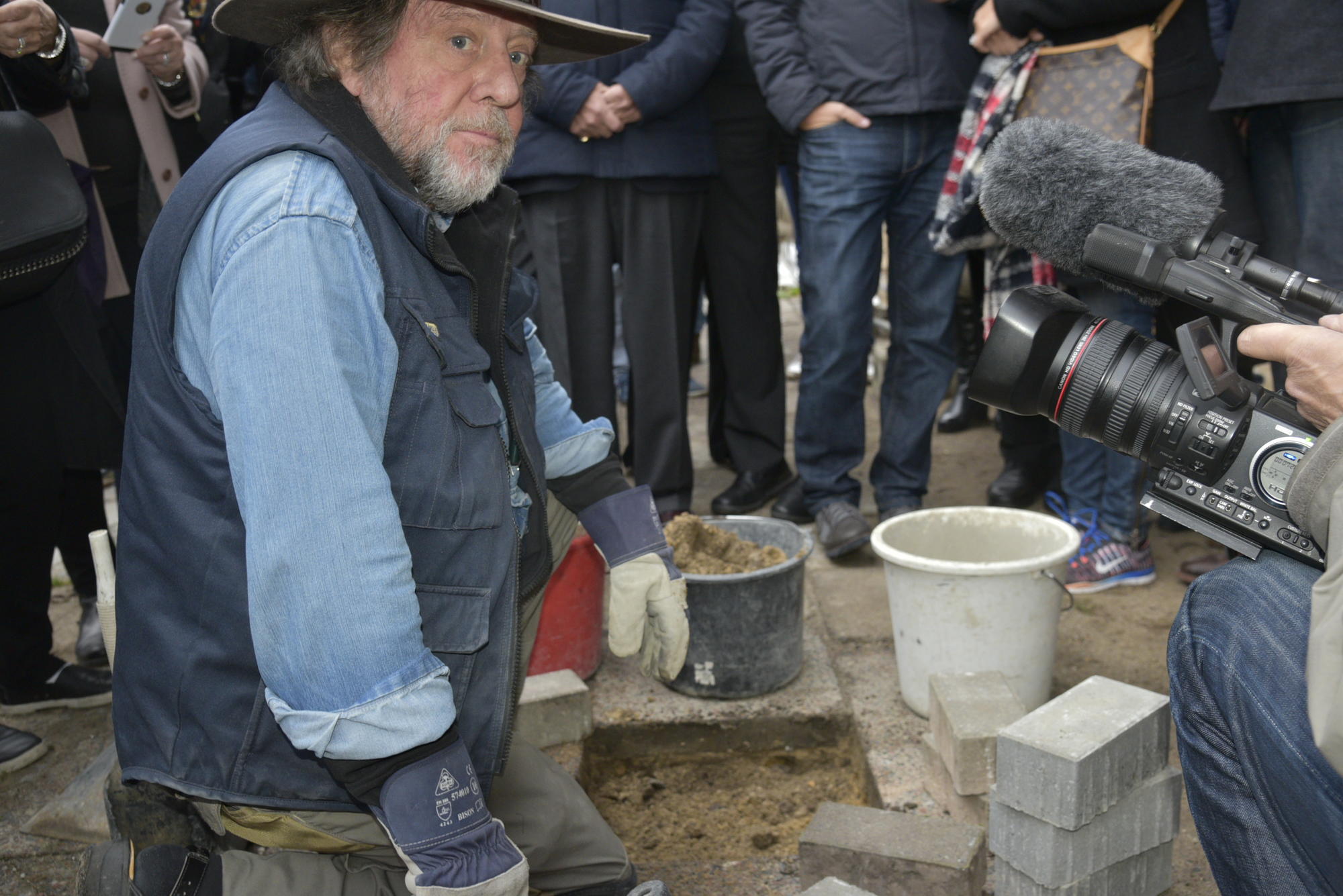 Künstler Gunter Demnig setzt den Stolperstein in der Heinrich-Heine-Straße ein.