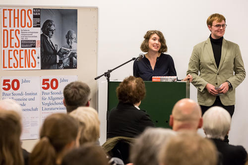 Milena Hassenkamp und Patrick Durdel führen in die Ausstellung „Ethos des Lesens“ ein.