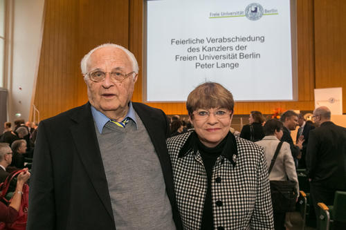 Ehrensache, dass er beim Abschied Peter Langes dabei ist: „Matrikelnummer 1“ und Gründungsstudent der Freien Universität Berlin Prof. Dr. S. Karol Kubicki mit Ehefrau Petra.