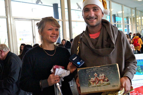 Zu den glücklichen Gewinnern bei der Geschenkeverlosung gehörten die Geografie-Studenten Valeska Mildenberger und Gerrit Füssel.
