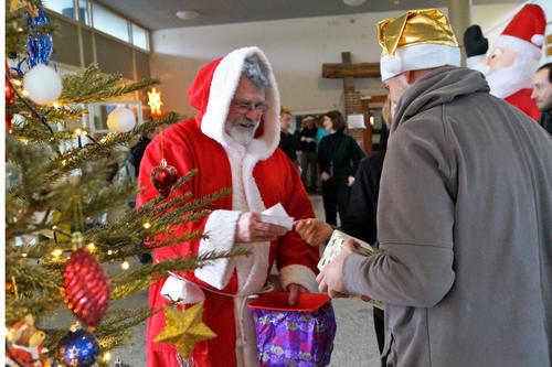 Rund 40 gespendete Geschenke verteilte der Weihnachtsmann per Los.
