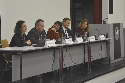 Auf dem Podium (von links nach rechts): Antje von Broock, Dr. Joachim Hein, Moderatorin Prof. Dr. Tanja Börzel, Dr. Karsten Sach und Prof. Dr. Miranda Schreurs