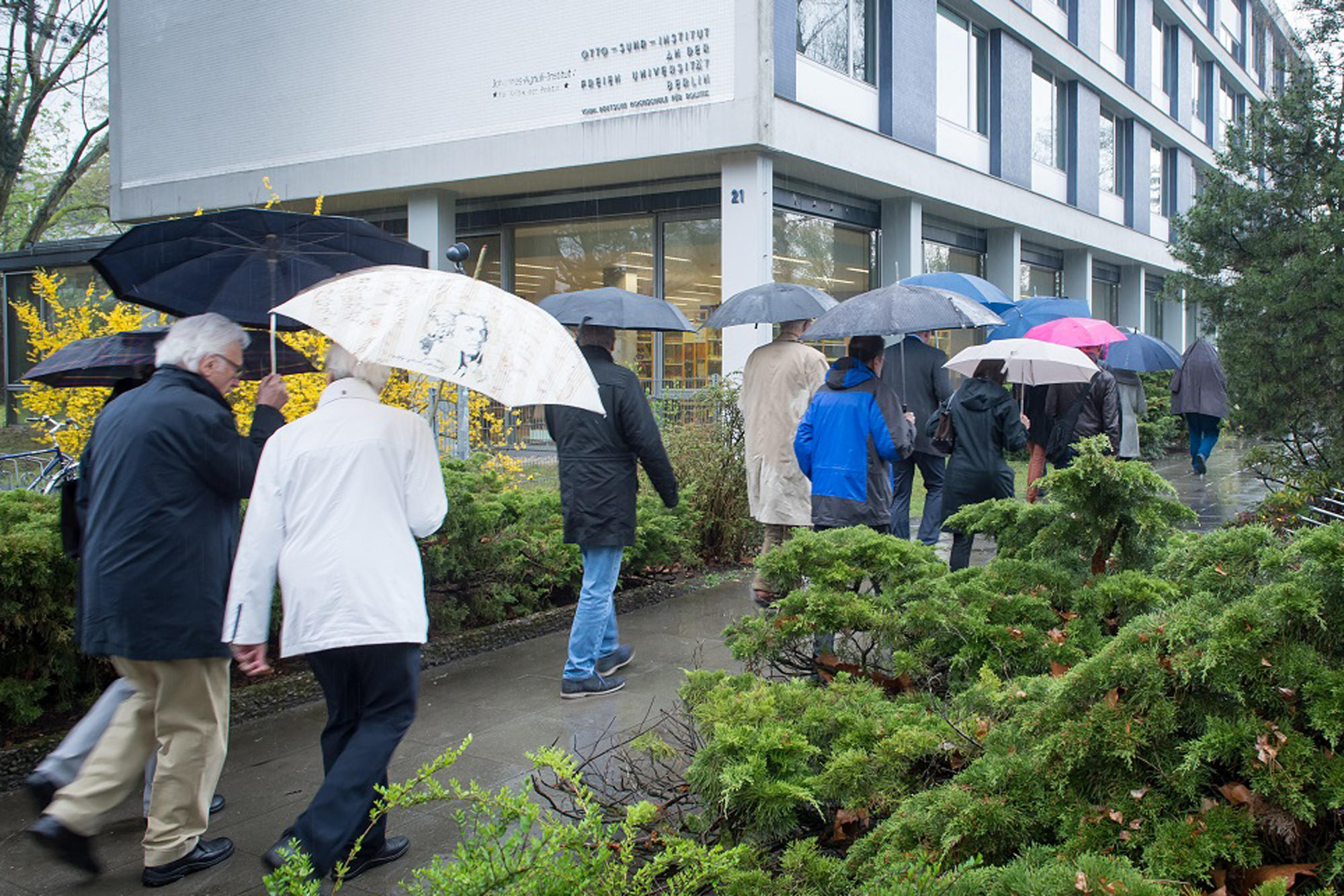 Auch der Regen konnte die Entdeckerlust nicht stoppen. Wie ihre Universität heute aussieht, was sich verändert hat und was geblieben ist, interessierte die Gruppe, die sich zu der Campus-Tour angemeldet hatte.